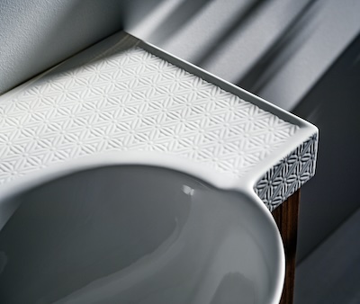 La surface texturée du lavabo en céramique New Classic de Laufen