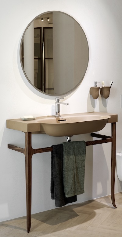 Lavabo table en céramique couleur terre et pied en bois, New Classic de Laufen