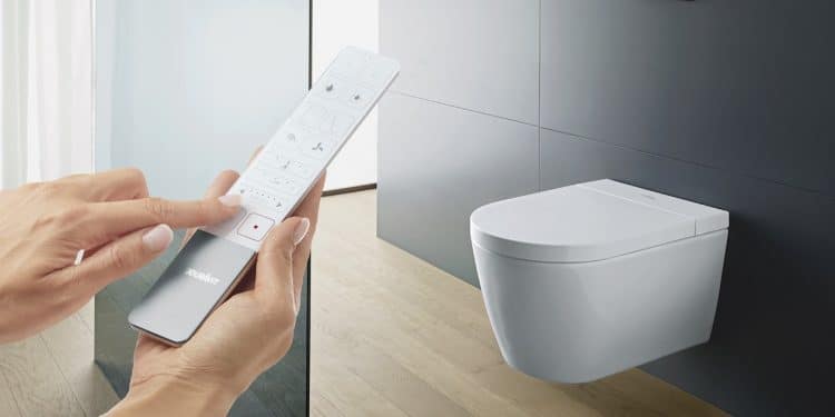 une main actionne la télécommande du WC lavant senso wash duravit