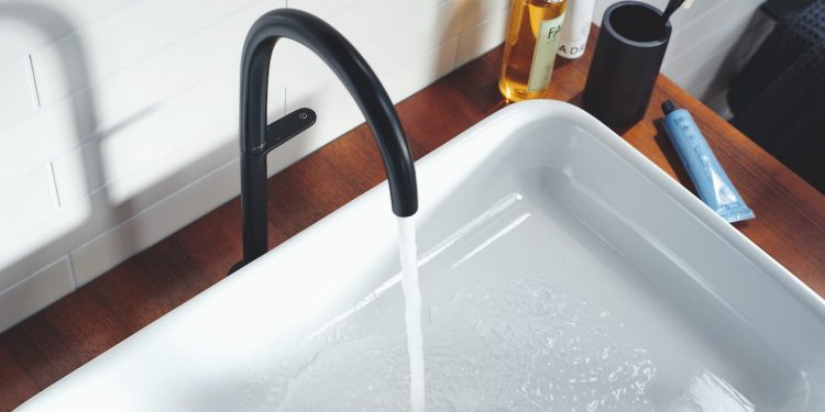 fin mitigeur noir col de cygne sur lavabo blanc