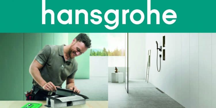 plombier devant une douche avec un caniveau Hansgrohe