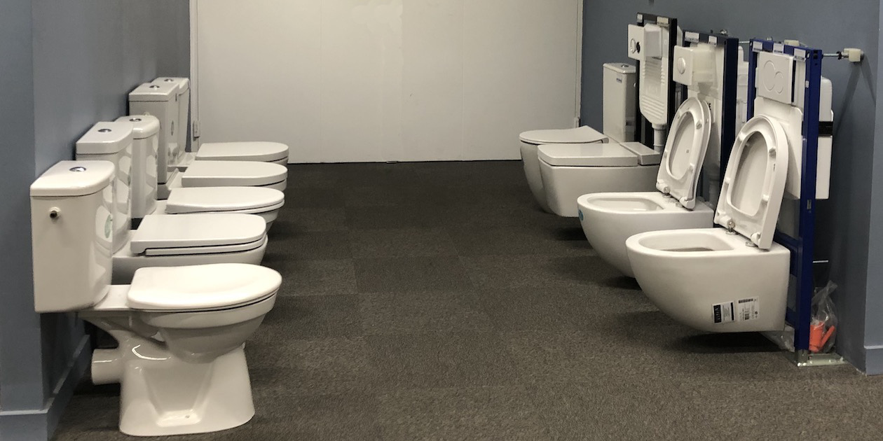 Réservoir WC suspendu ou au sol à commande déportée sans contact
