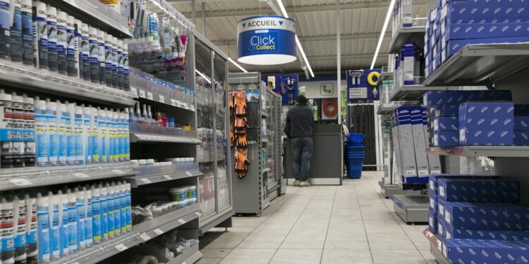 Intérieur du point de vente Cedeo à Alfortville.