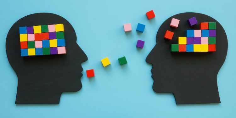 Têtes avec des cubes colorés symbolisant le coaching professionnel