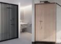 La paroi de douche Claustra de Atelier du Bain, en finition noire et en finition bois