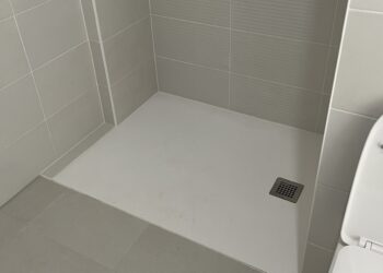 receveur de douche à zéro ressaut dans un logement neuf.