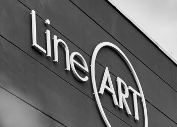 La façade de l'usine avec le logo Line Art