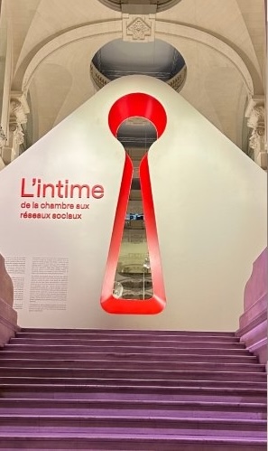 Entrée de l'exposition l'Intime, de la chambre aux réseaux sociaux, du musée des arts décoratifs, qui nous fait passer par un trou de serrure