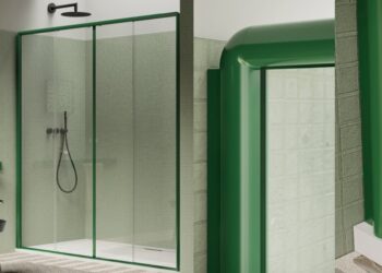 Paroi de douche Roller de Agha, avec ses gros profilés tubulaires verts