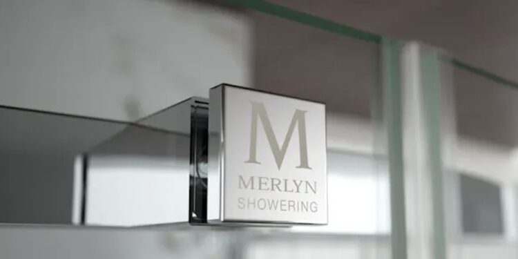 Logo Merlyn gravé sur un profilé de paroi de douche