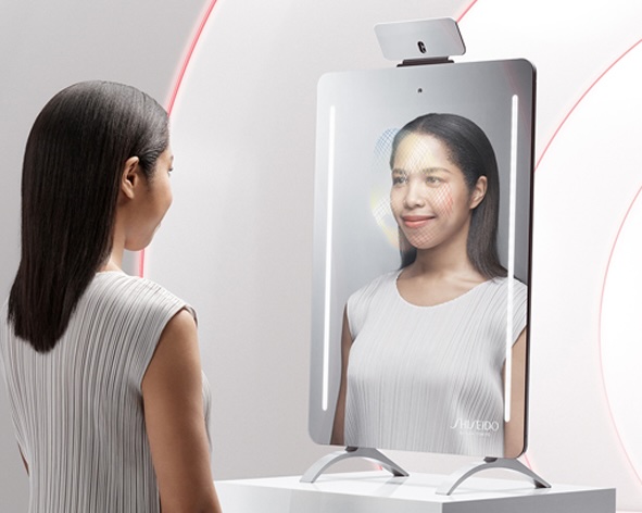 Femme se regardant dans un miroir intelligent.