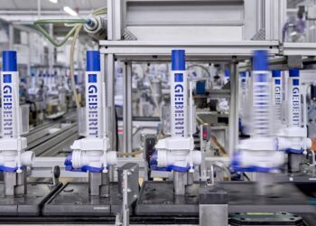 Lligne de fabricatiode mécanismes de chasse Geberit dans l'usine de Ffullendorf