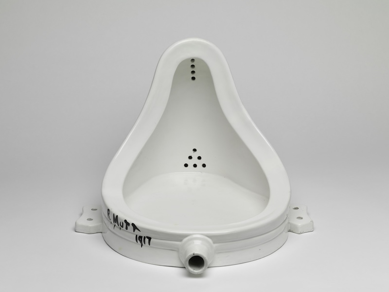 Marcel Duchamp, Fontaine, 1917/1964. Centre Pompidou, Musée national d’art moderne. Centre de création industrielle, Paris. ©Association Marcel Duchamp/Adagp, Paris, 2025. Crédit photo : ©Centre Pompidou, MNAM-CCI, Dist. RMN Grand Palais/Audrey Laurans.