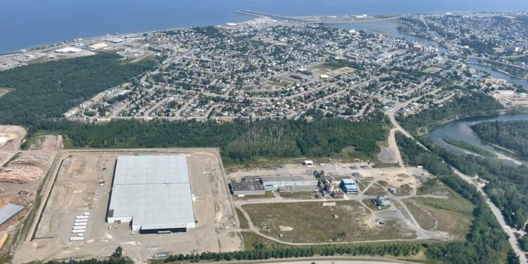 Vue de dessus de l'usine de céramique sanitaire de Duravit au Québec, en construction.